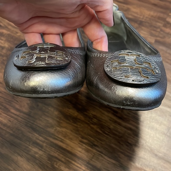 Tory Burch Reva in a dark silver/pewter color - Picture 3 of 5
